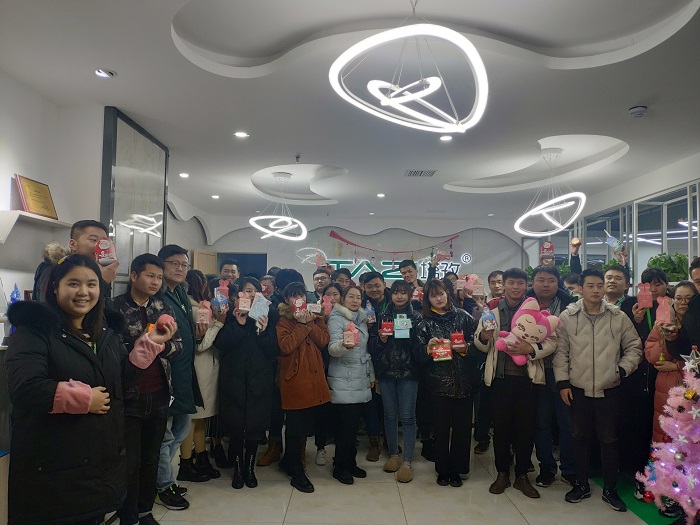 平安夜&圣誕節(jié)，塔孜給小伙伴們“交換禮物、傳遞真情”